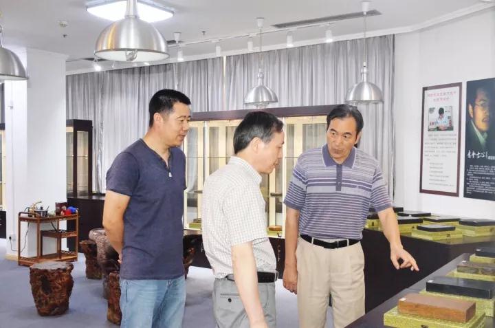 集團公司黨委書記、總經(jīng)理虞岳明參觀省工藝品公司魯硯展