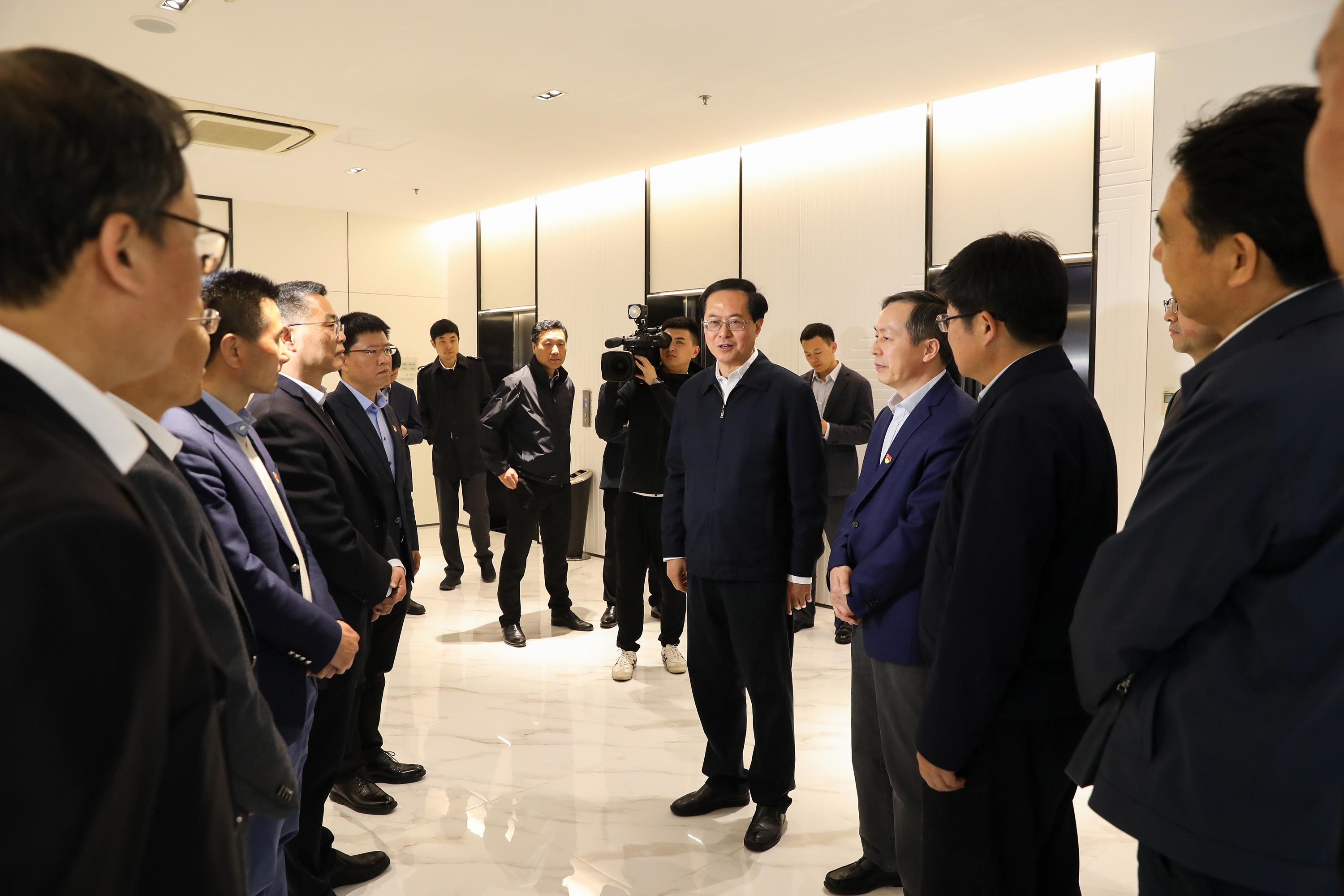 省委書記車俊調研二輕集團時強調：努力在服務文化大省建設中走在前列