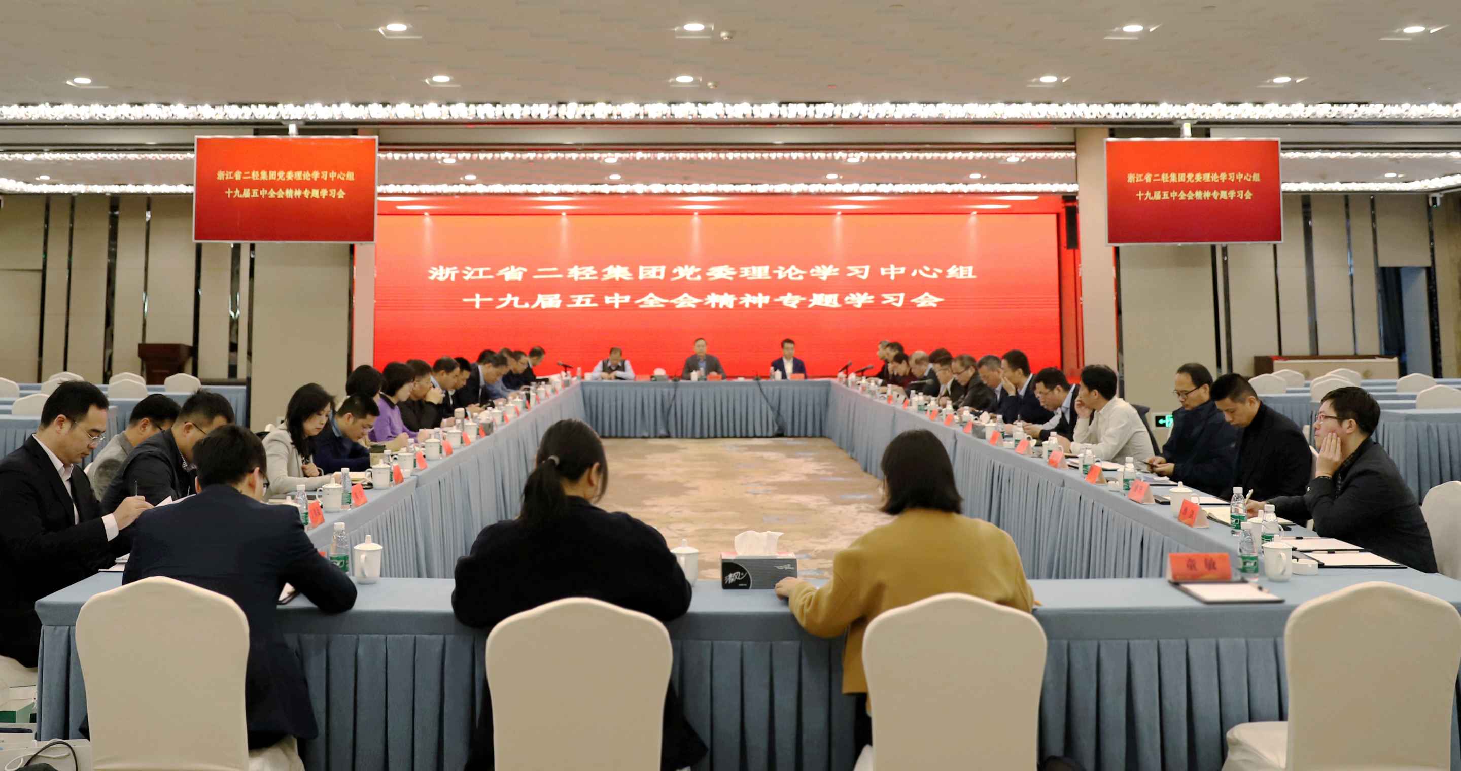 虞岳明在省二輕集團黨委理論學習中心組十九屆五中全會精神專題學習會上強調：奮斗創造歷史，實干成就未來