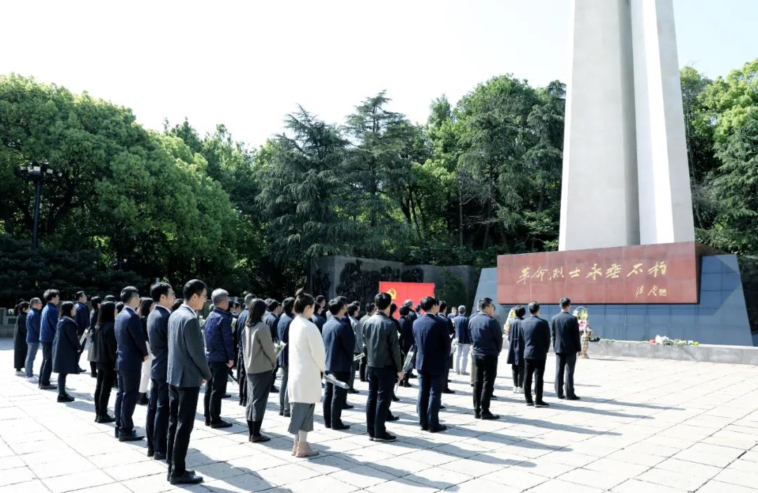 省二輕集團開展“清明祭英烈”活動