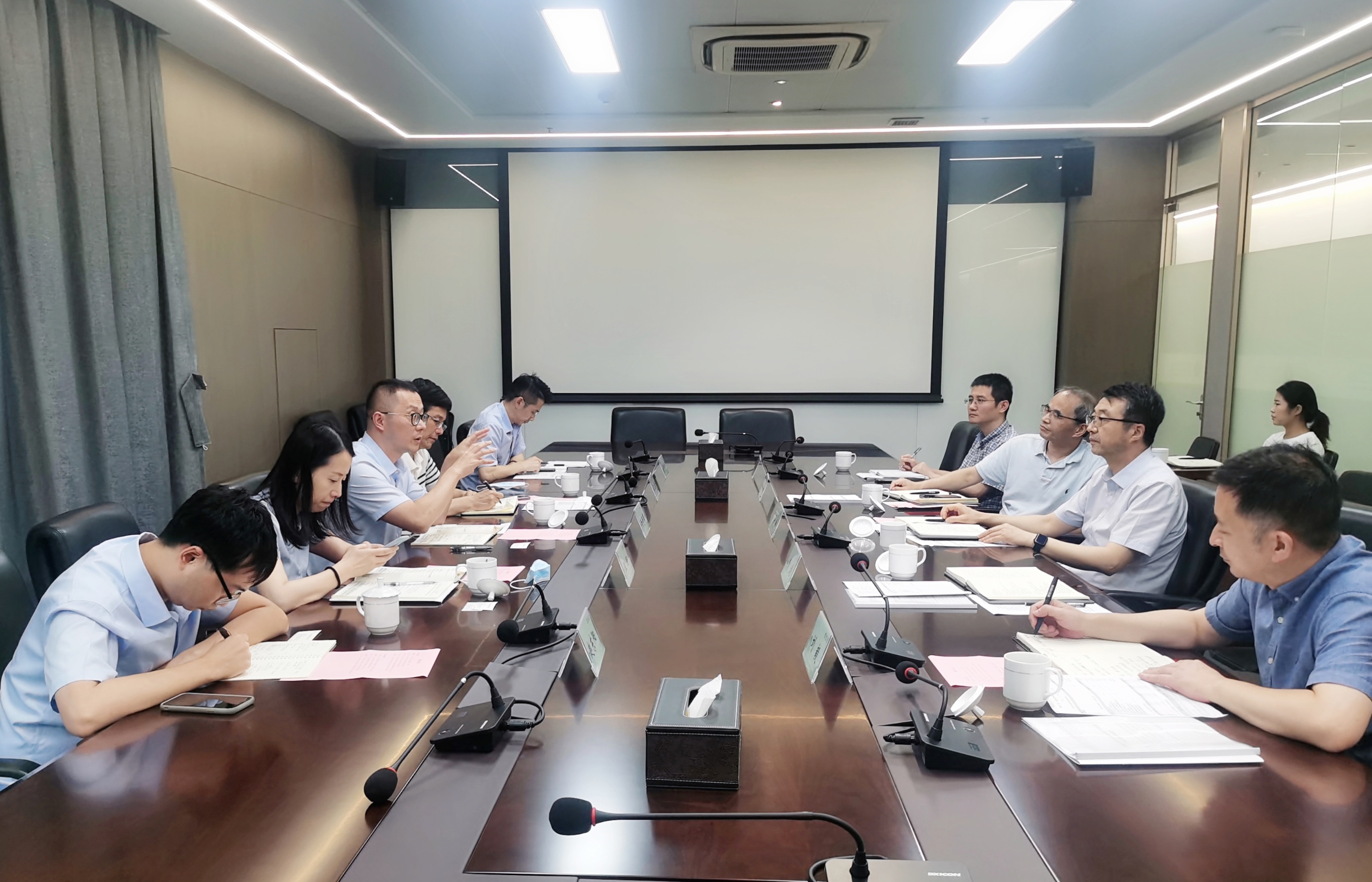 浙江產權交易所總經理楊奇軍來省二輕集團調研