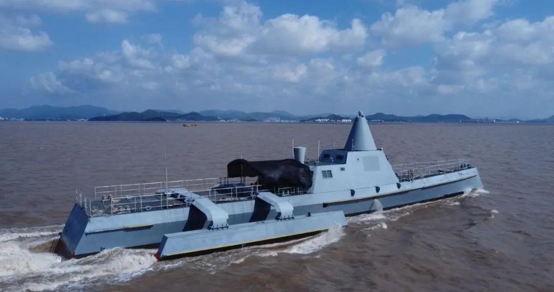 我國(guó)首艘百?lài)嵓?jí)無(wú)人艇動(dòng)態(tài)避碰試驗(yàn)成功 省二輕集團(tuán)國(guó)瑞科技控股“北鯤智能”參與建設(shè)并組織實(shí)施試驗(yàn)