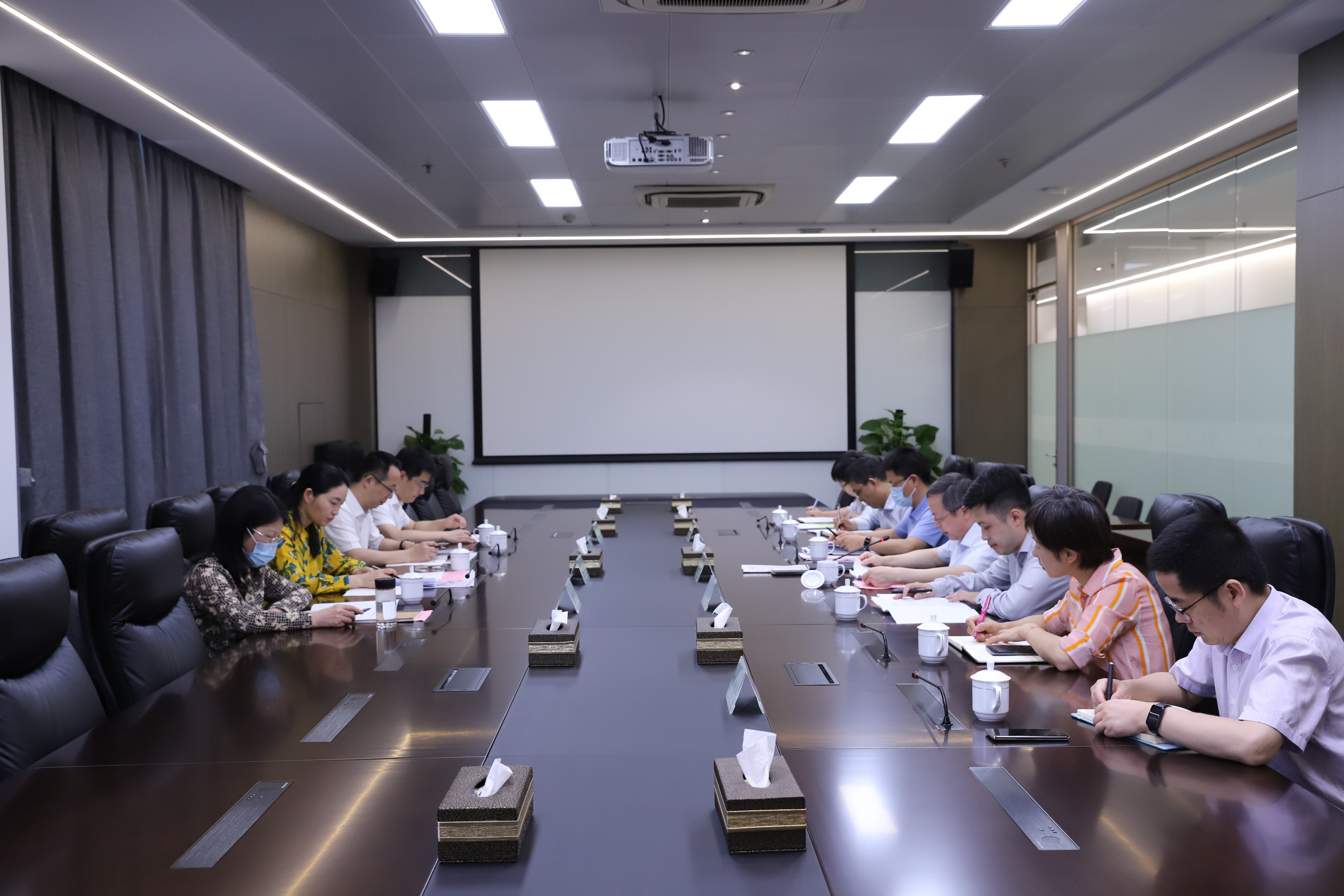 省國資委副主任顧濤一行到省二輕集團調研指導