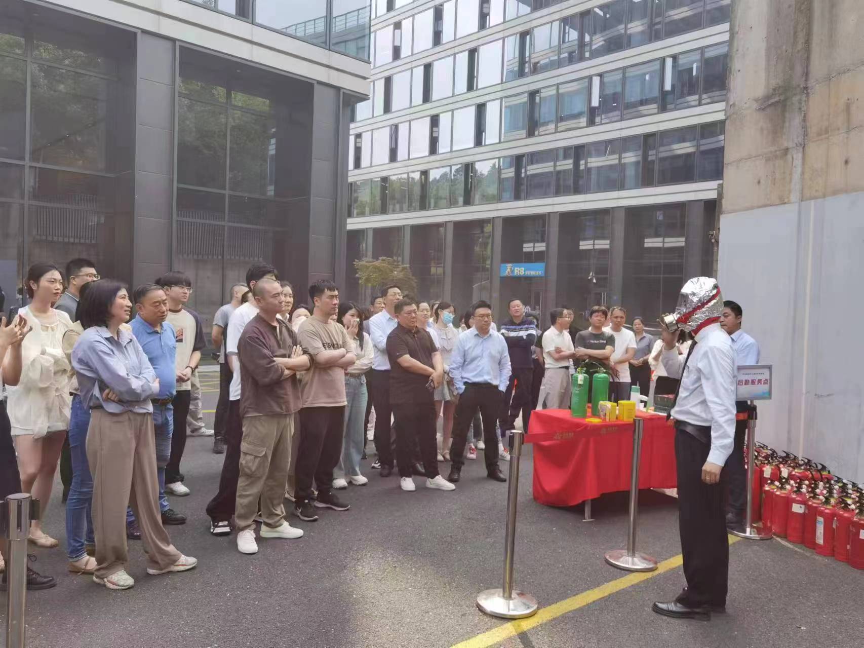 商業公司開展“人人講安全、個個會應急”消防應急演練活動