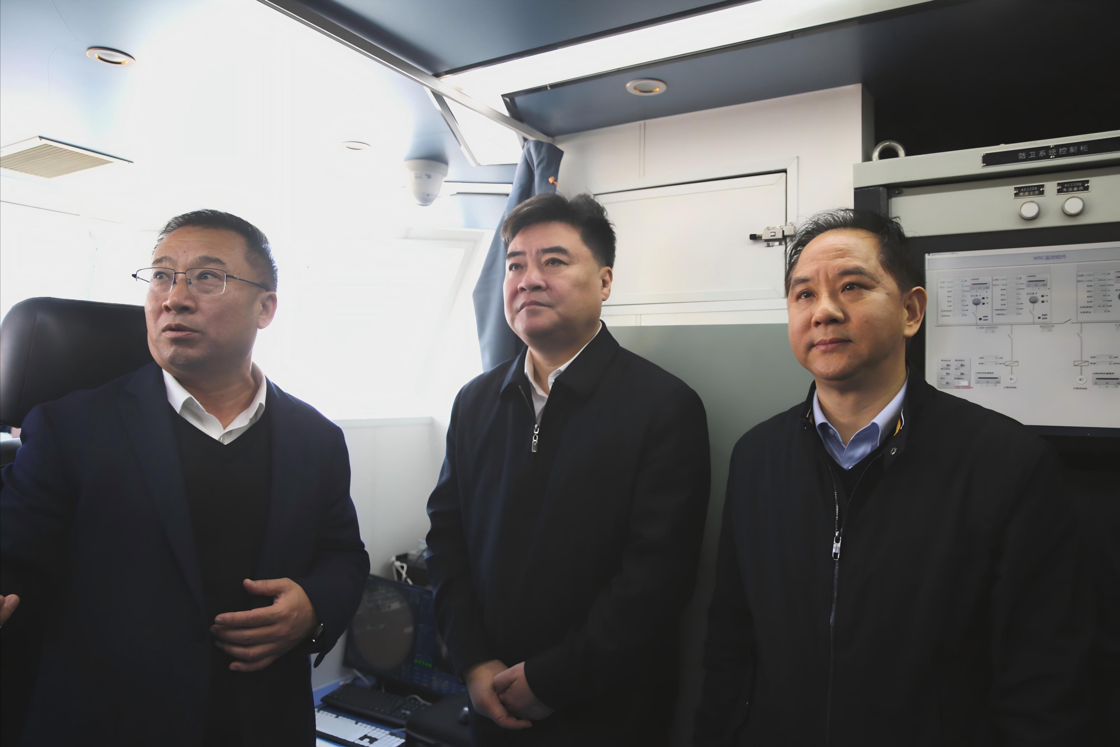 何中偉一行調研省二輕集團百噸級無人船項目