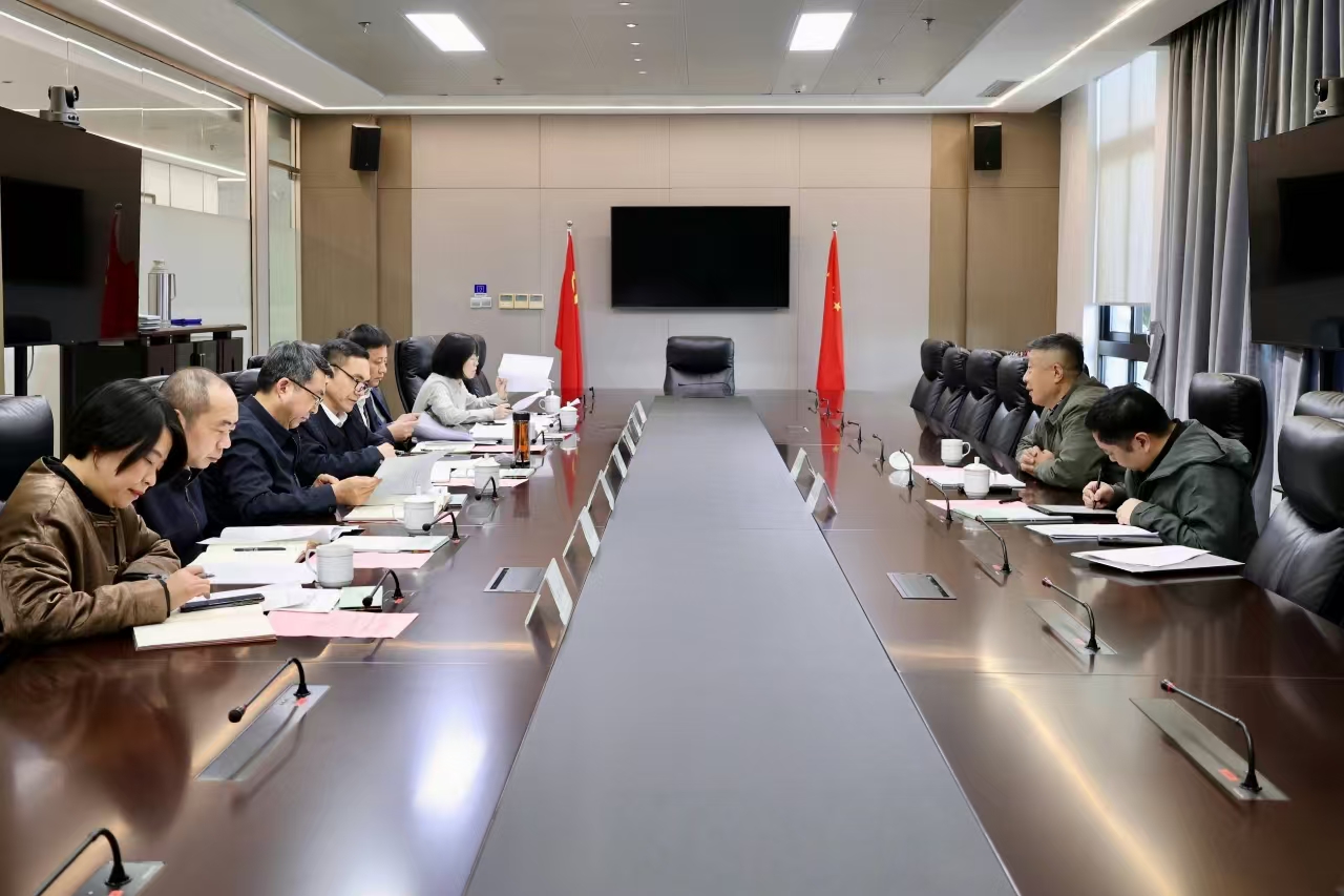 中國工藝美術(shù)學(xué)會理事長才大穎一行到訪省二輕集團