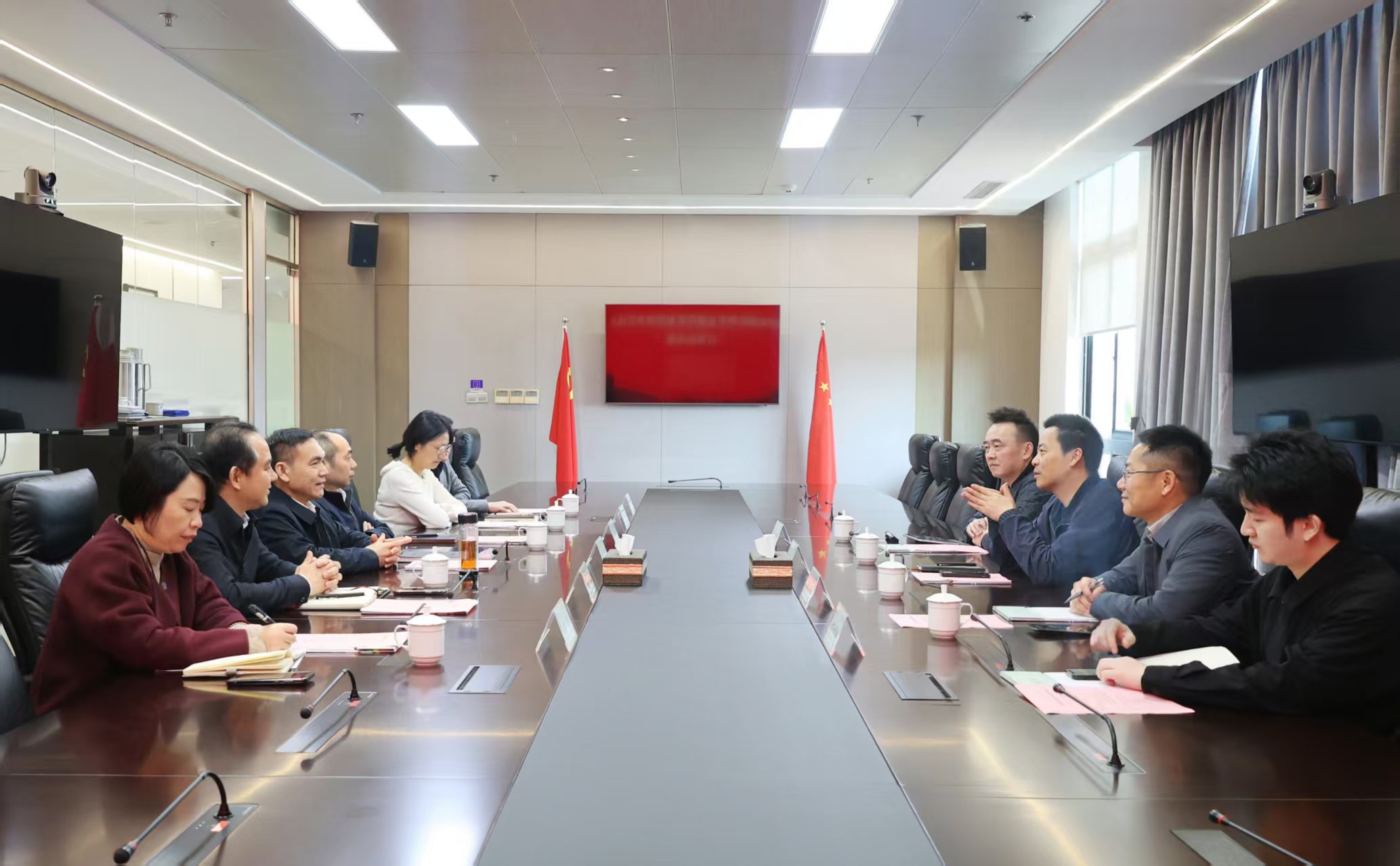 杭州金融投資集團黨委書記、董事長沈立一行到訪省二輕集團